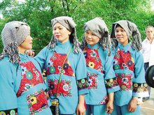参加歌王大赛的武鸣县女子代表队，四个壮族女子来自不同的村庄。