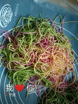 彩色蔬菜汁饺子和面条