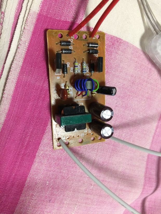 2017-08-13这个简单:先找出指示灯线放置一边然后:下图开关线其中一根和透明双芯线中的一根连接,做好绝缘包扎(设定为火犀220V)。剩余的开关线连接上图电路板红色线*任意一根),上图剩余红线连接下图透明线剩余的一根,同时与指示灯线并联,至此交流电路完成。上图白色线分别连接下图棕蓝色线即可,如果灯具使用LED发光,需要区分电源正负极性,电源板直流输出端正负极对应连接LED灯头正负极即可,到此全部完成电路连接。 希望我的回答,能够帮助到你。