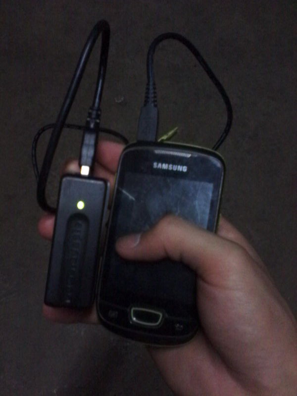 充电器插着手机没插电源,充电指示灯亮了;手机