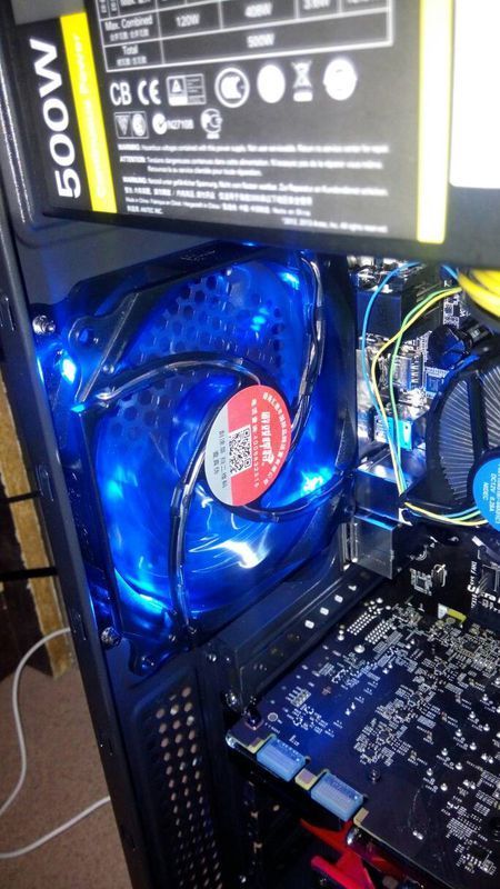 电脑黑屏主机还在运行_电脑主机运行声音大_电脑屏幕不亮主机还在运行