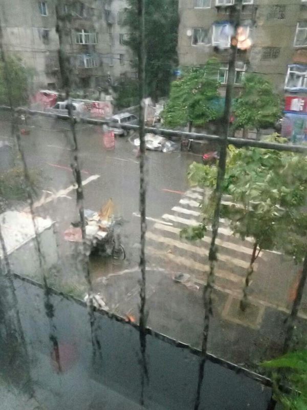 打雷下雨天玩电脑的危害,雨的程度 走在马路上