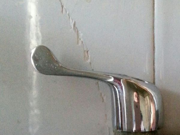 这是家里煤气热水器的结门。上面那个把手掉了