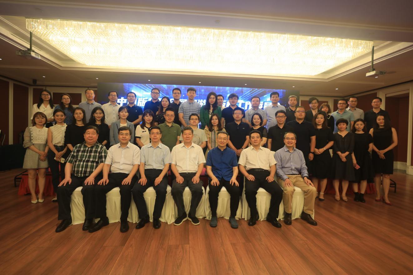 图片包含 地板, 室内, 人, 天花板描述已自动生成