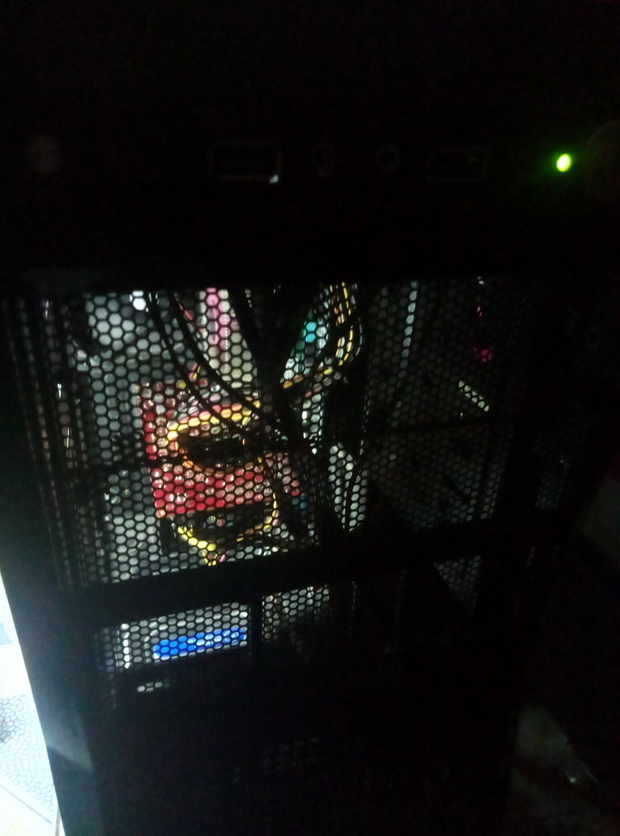 电脑清灰重装配件后电脑启动屏幕无信号,风扇