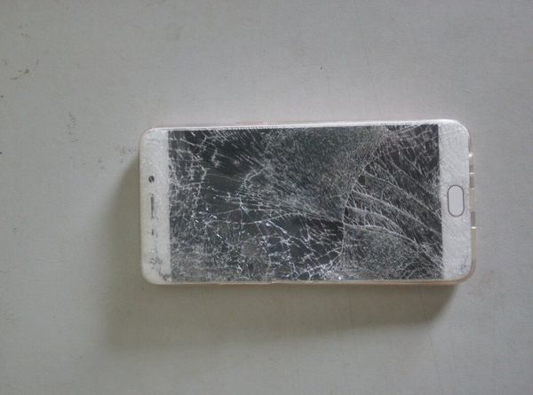 OPPOr9 手机摔了,都弯了。请问还能不能修吗