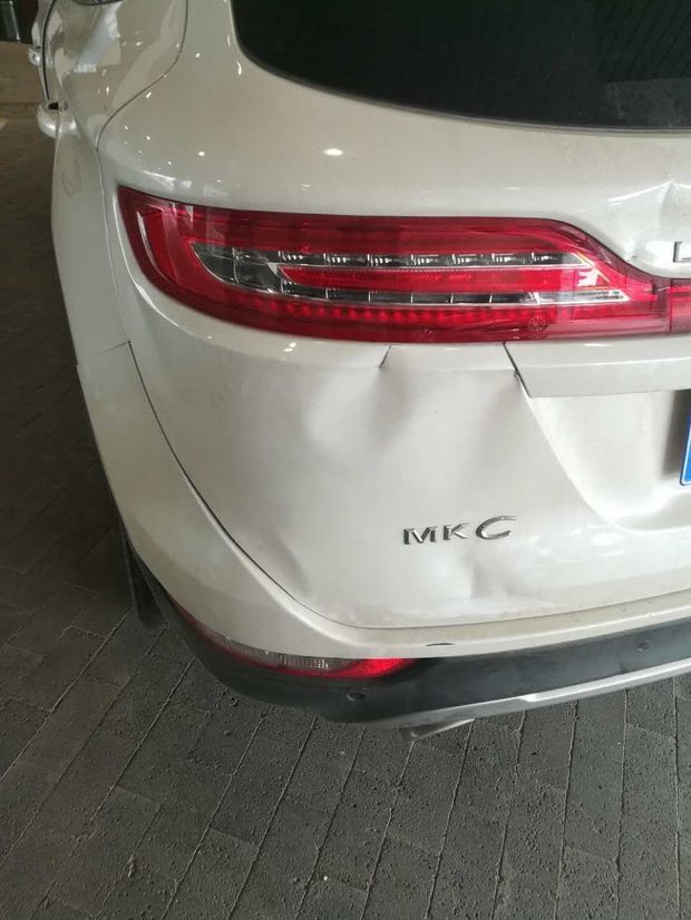 我刚买的新车,临牌过期了保险还没买,追尾我负