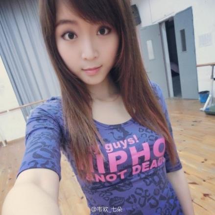 七朵组合落花情的视频中那个穿着紫色衣服的女