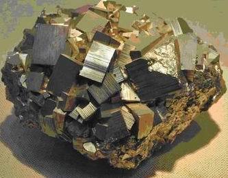 是不是所有的金属矿石都是不透明矿物,往往具