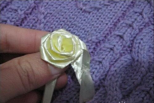 怎样用纸彩带折玫瑰花_360问答