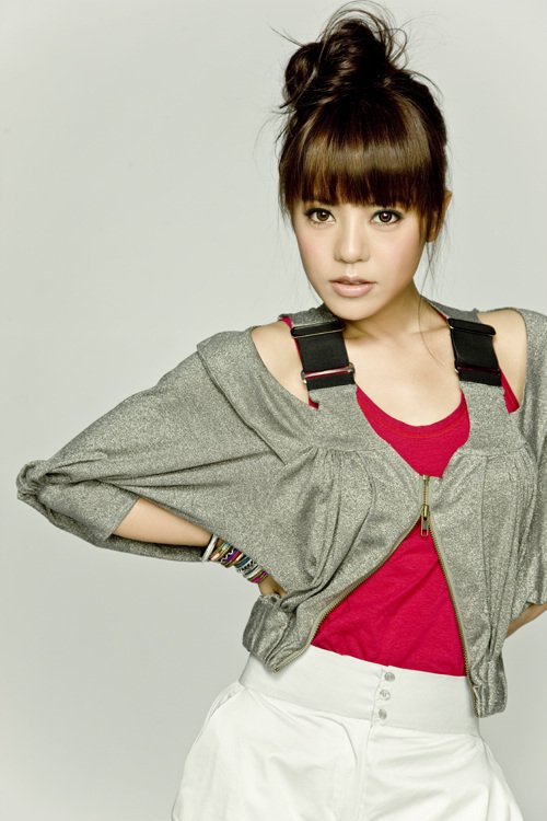 知名的金牌制作人如林迈可,jae chong,朱敬然和马毓芬为她量身订做