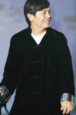 曾签约于香港电台《左邻右里》全职演员,1994年拍摄《九品芝麻官》